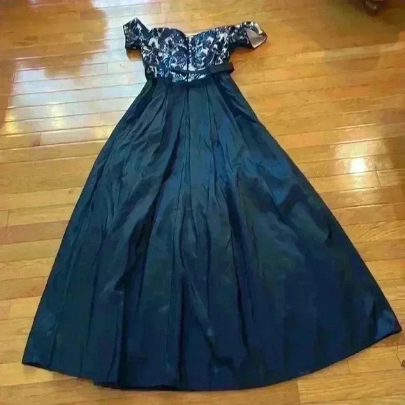 Vince Camuto, navy ball gown, size 4 - Picture 5 of 13